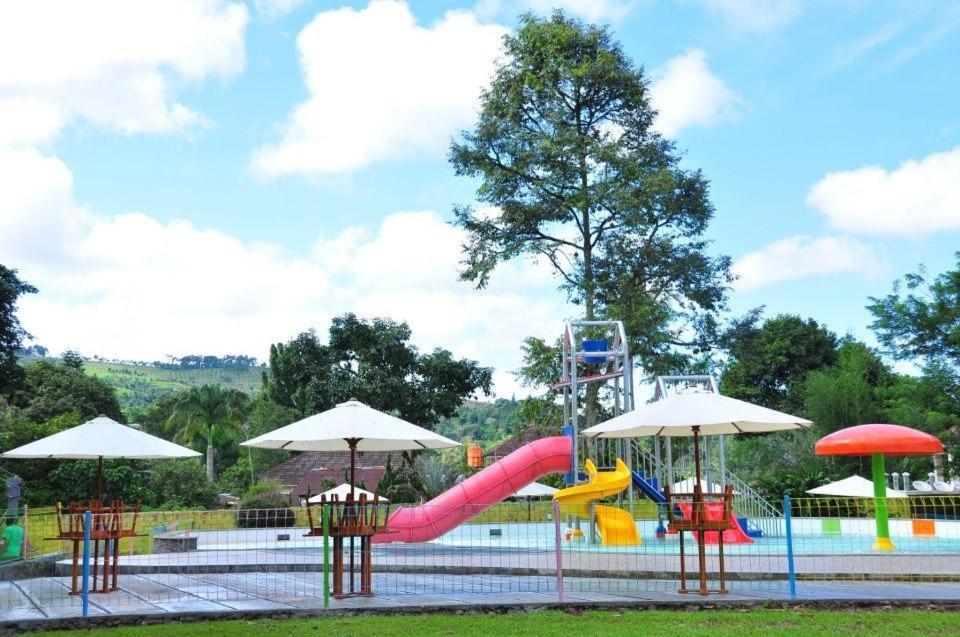 Puncak Village Hotel & Kampung Main Anak Gadok 外观 照片