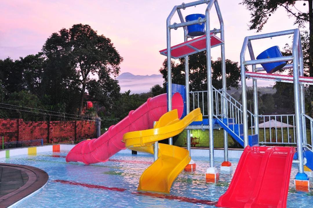 Puncak Village Hotel & Kampung Main Anak Gadok 外观 照片